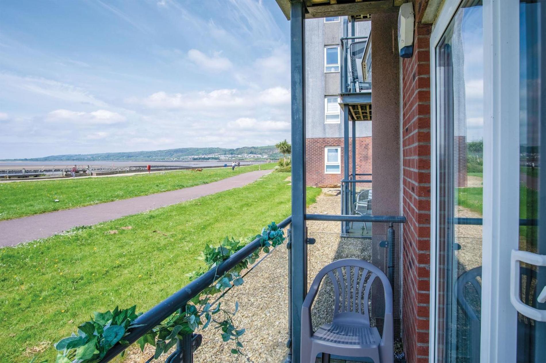 Beach View - 2 Bedroom Apartment - Llanelli Exterior photo